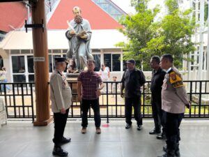 Mbminvestigasi.com | Kapolsek Tanjung Priok Sambangi Gereja Santo Lukas, Pastikan Ibadah Berlangsung Aman dan Kondusif