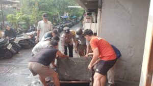 Mbminvestigasi.com | Peduli Lingkungan, Polisi dan Warga Jelambar Baru Gotong Royong Bersihkan Saluran Air