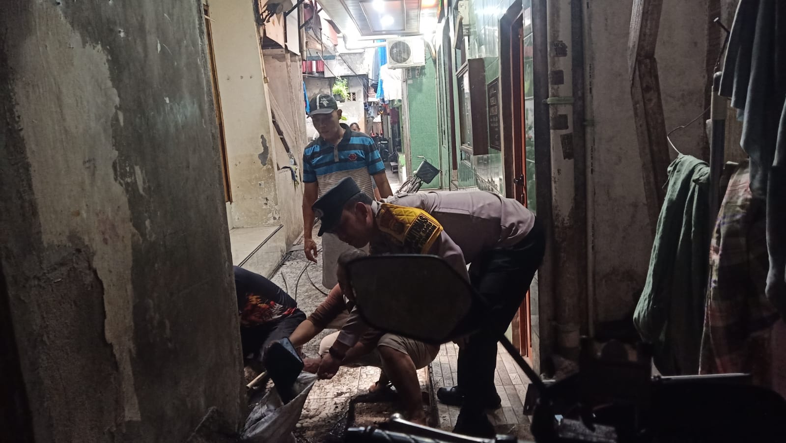 Mbminvestigasi.com | Peduli Lingkungan, Polisi dan Warga Jelambar Baru Gotong Royong Bersihkan Saluran Air Mbminvestigasi.com | Peduli Lingkungan, Polisi dan Warga Jelambar Baru Gotong Royong Bersihkan Saluran Air