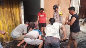 Mbminvestigasi.com | Peduli Lingkungan, Polisi dan Warga Jelambar Baru Gotong Royong Bersihkan Saluran Air