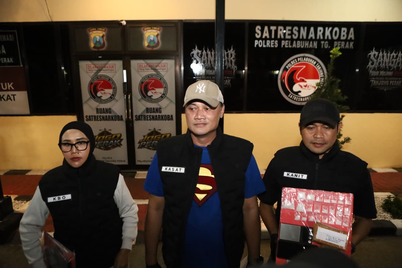 Mbminvestigasi.com | Polres Pelabuhan Tanjung Perak Amankan Tersangka Pengedar Narkoba Sita 42 Gram Sabu