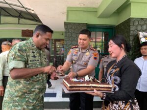 Mbminvestigasi.com | Kapolres Wonogiri Bersama PJU Beri Kejutan "Serbu" Markas Kodim di HUT TNI ke-81