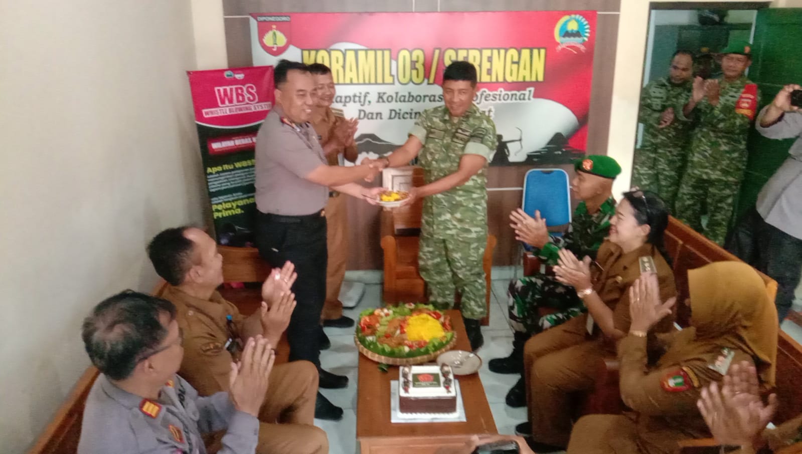 Mbminvestigasi.com | Sinergi Untuk Negeri, Kapolsek & Camat Serengan Beri Ucapan HUT TNI ke-81 ke Koramil 03/Serengan