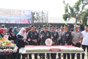 Mbminvestigasi.com | Kapolres Kediri Kota Hadiri Upacara HUT ke-81 TNI, Tegaskan Soliditas TNI-Polri