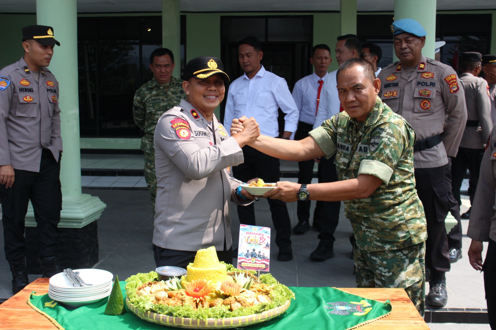 Mbminvestigasi.com | Polres Pesisir Barat Berikan Kejutan HUT ke-81 TNI, Perkuat Sinergitas TNI-Polri Mbminvestigasi.com | Polres Pesisir Barat Berikan Kejutan HUT ke-81 TNI, Perkuat Sinergitas TNI-Polri