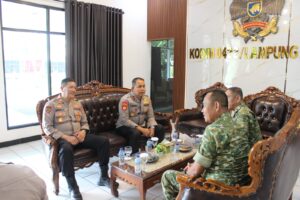 Mbminvestigasi.com | Polres Pesisir Barat Berikan Kejutan HUT ke-81 TNI, Perkuat Sinergitas TNI-Polri
