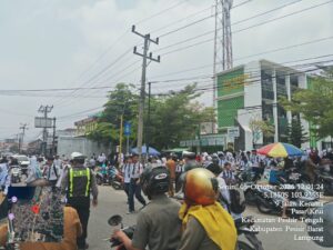Mbminvestigasi.com | Jam pulang sekolah jadi perhatian khusus, sat lantas polres pesisir barat gelar pam rawan siang