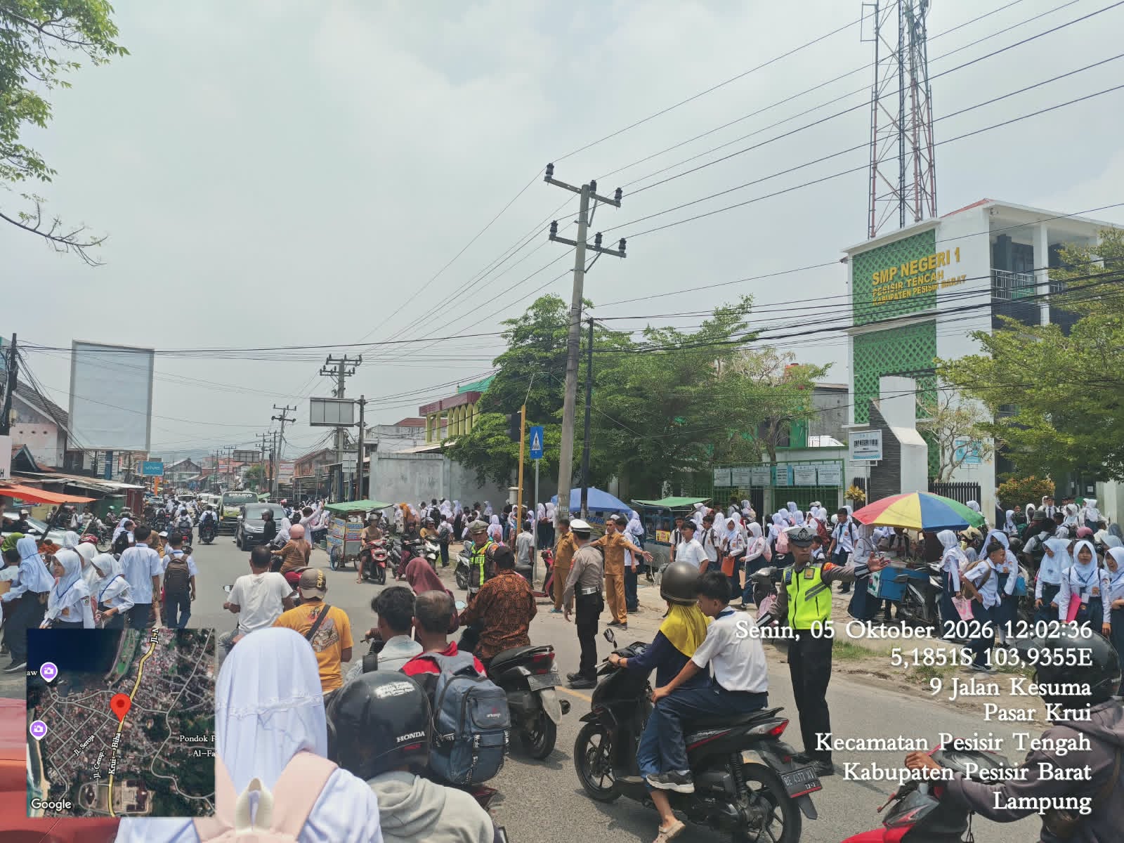 Mbminvestigasi.com | Jam pulang sekolah jadi perhatian khusus, sat lantas polres pesisir barat gelar pam rawan siang Mbminvestigasi.com | Jam pulang sekolah jadi perhatian khusus, sat lantas polres pesisir barat gelar pam rawan siang