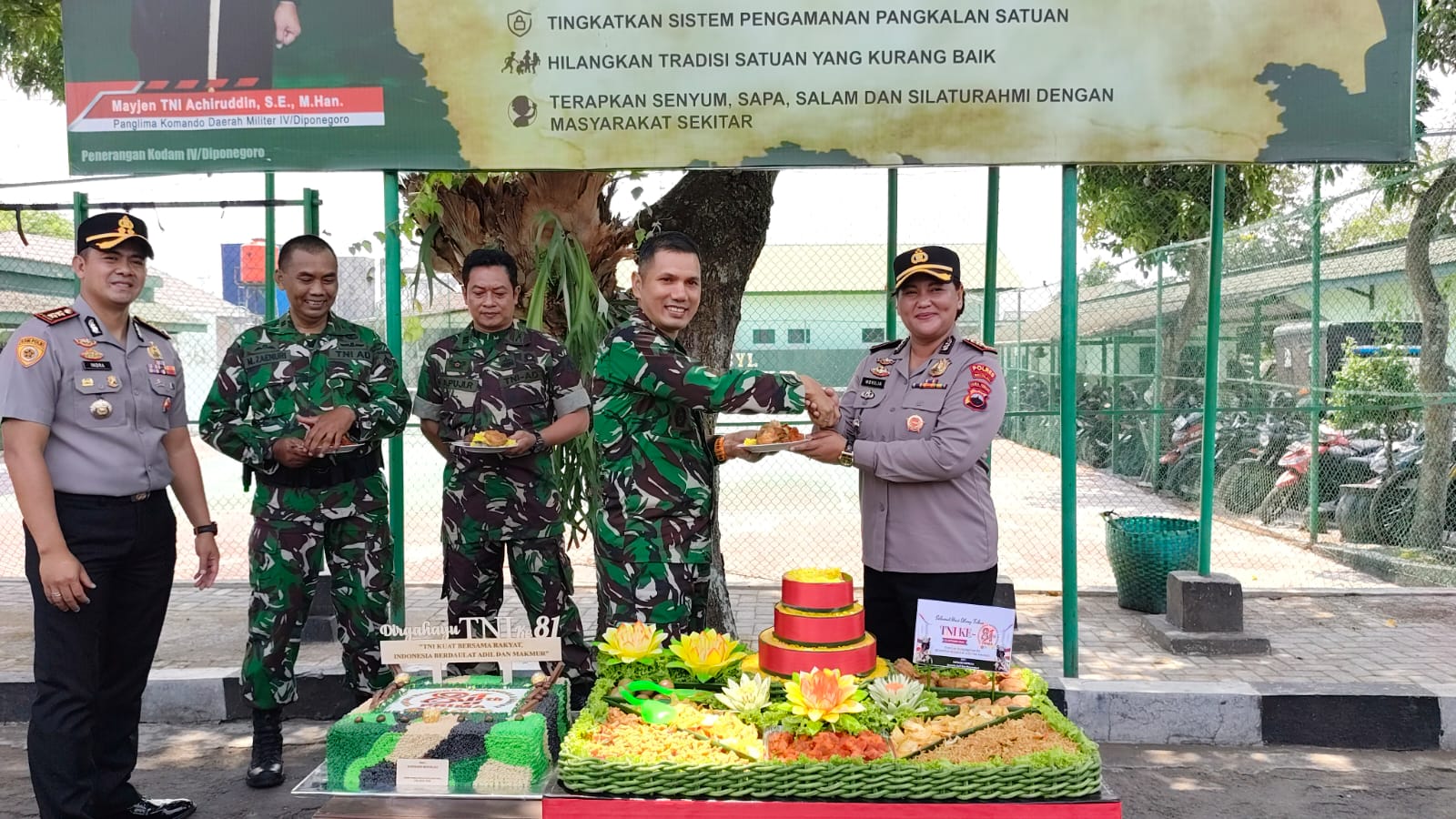 Mbminvestigasi.com | Bikin Haru! Kapolres Boyolali Datang Bawa Tumpeng, Kejutkan Dandim di HUT ke-81 TNI Mbminvestigasi.com | Bikin Haru! Kapolres Boyolali Datang Bawa Tumpeng, Kejutkan Dandim di HUT ke-81 TNI