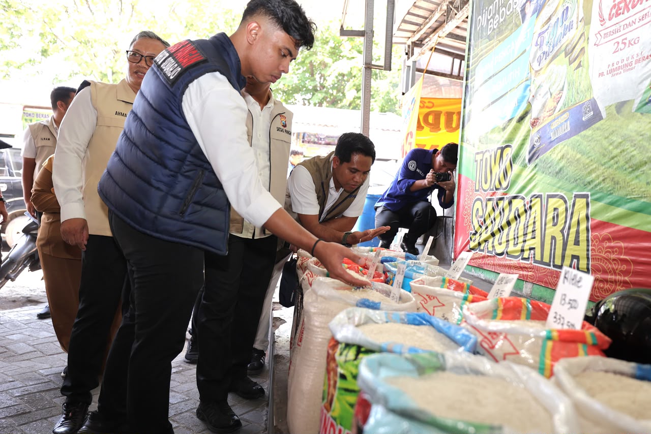 Mbminvestigasi.com | Polda Jatim Pantau Stok dan Harga Beras di Tiga Pasar, Pasokan Terpantau Aman
