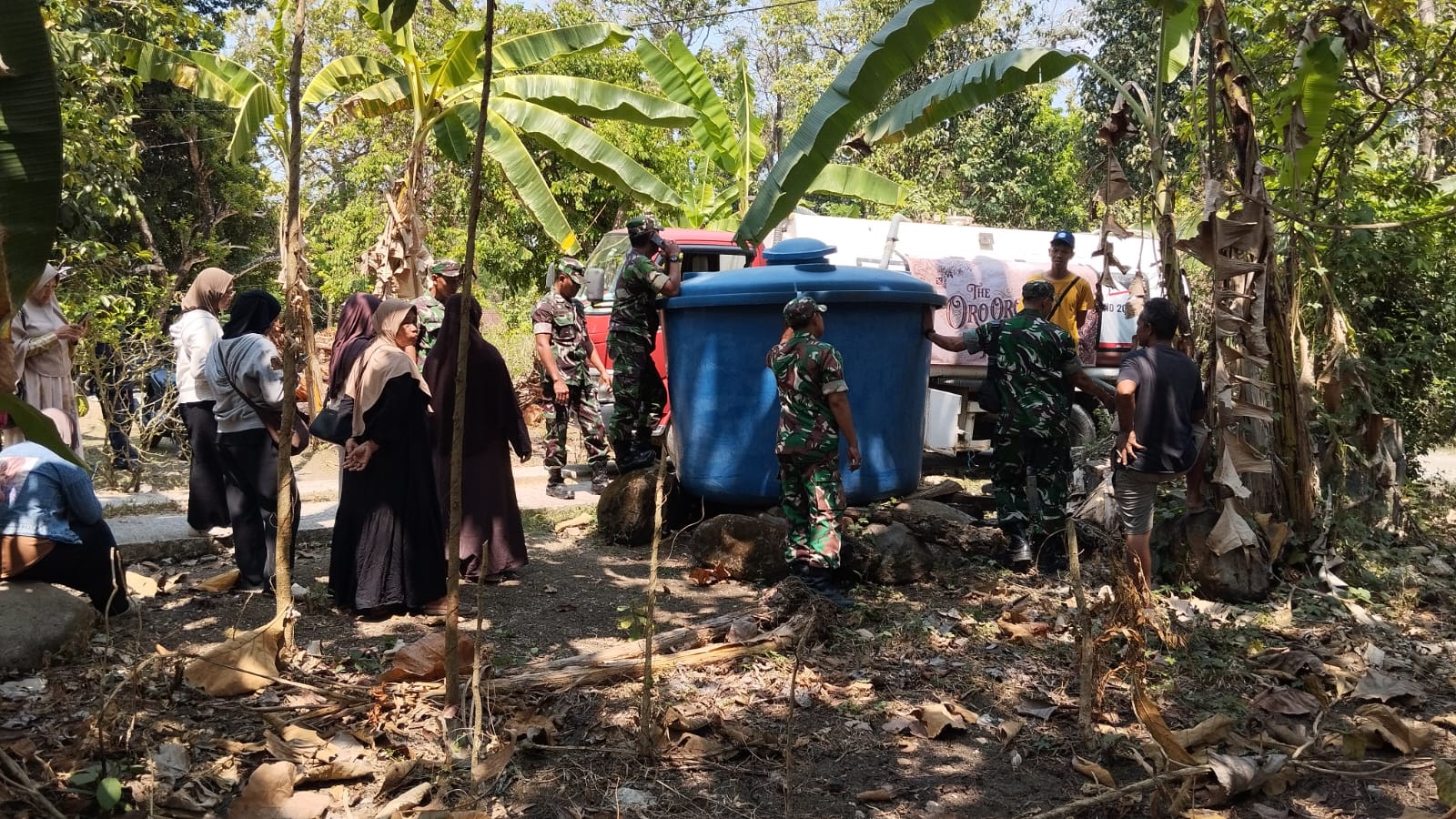 Mbminvestigasi.com | Kemarau Mulai Terasa, Koramil Gesi Pasok Air Bersih untuk Warga Mbminvestigasi.com | Kemarau Mulai Terasa, Koramil Gesi Pasok Air Bersih untuk Warga