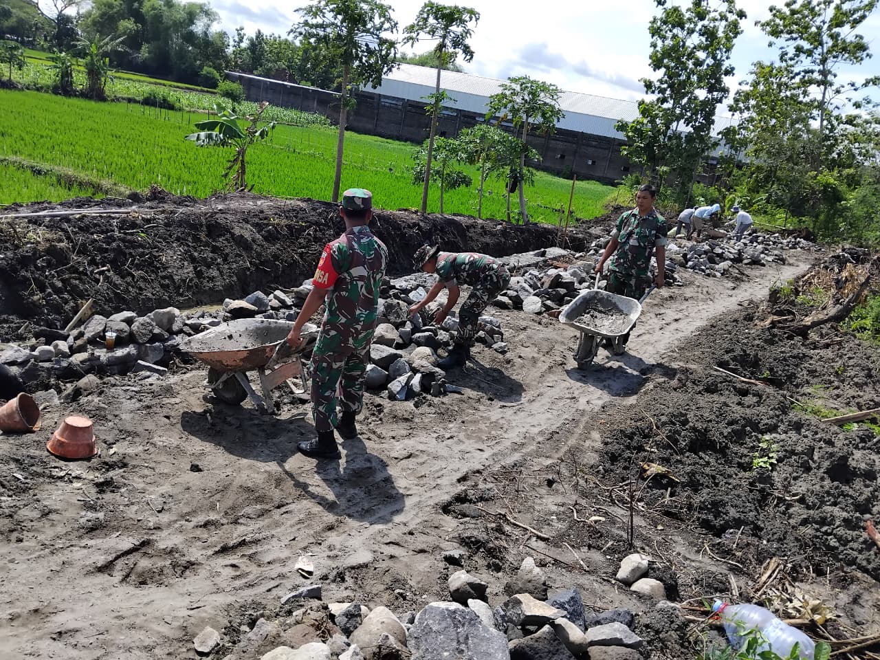 Mbminvestigasi.com | Dorong Angkong, Babinsa Kalijambe Tunjukkan Gotong Royong Nyata Bersama Warga Mbminvestigasi.com | Dorong Angkong, Babinsa Kalijambe Tunjukkan Gotong Royong Nyata Bersama Warga