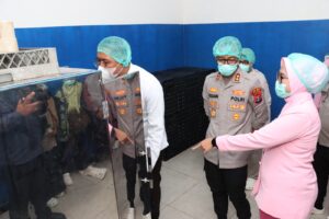 Mbminvestigasi.com | Pastikan Higienis, Kapolres Malang Cek Pilot Project MBG Konsep Prasmanan