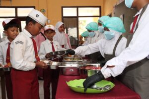 Mbminvestigasi.com | Pastikan Higienis, Kapolres Malang Cek Pilot Project MBG Konsep Prasmanan