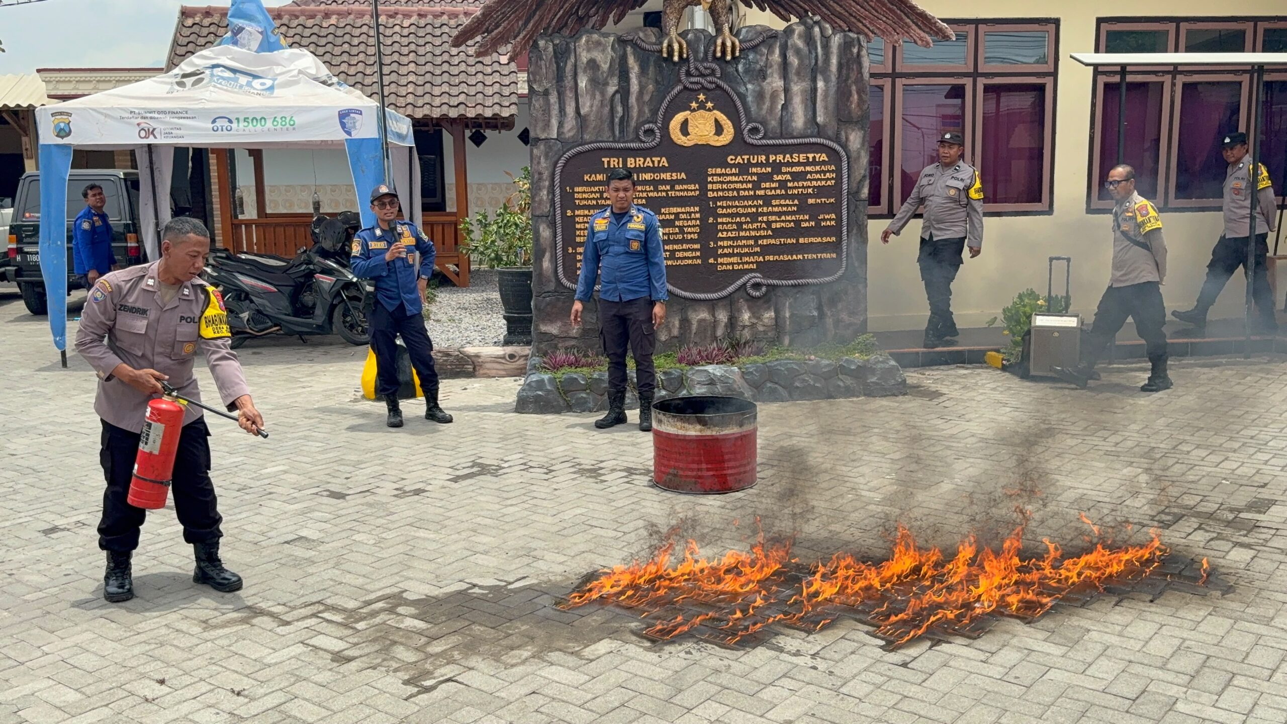 Mbminvestigasi.com | Hadapi Situasi Darurat, Polsek Tarokan Tingkatkan Kemampuan Personel Bersama Damkar