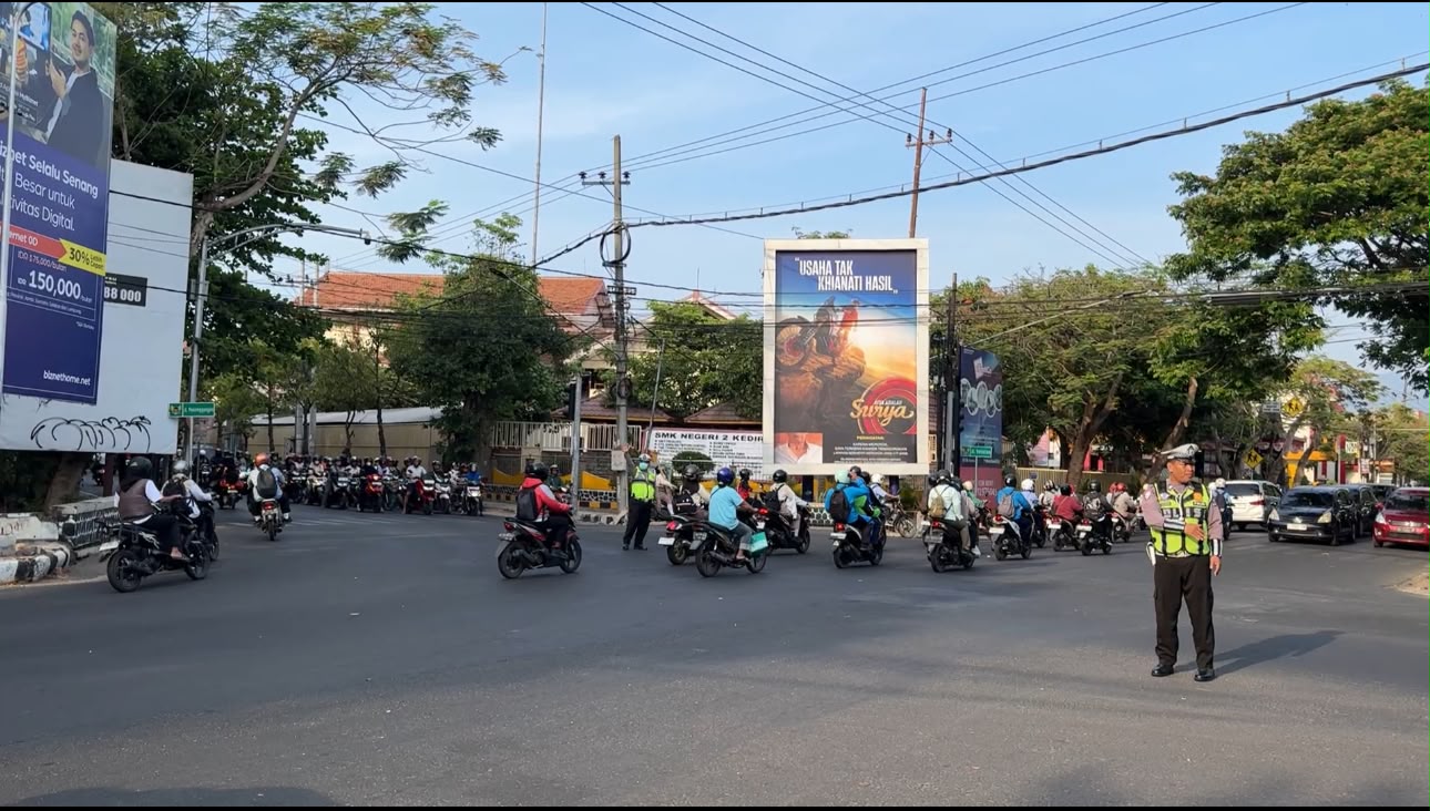 Mbminvestigasi.com | Satlantas Polres Kediri Kota Evaluasi Durasi Traffic Light di Simpang Empat Veteran