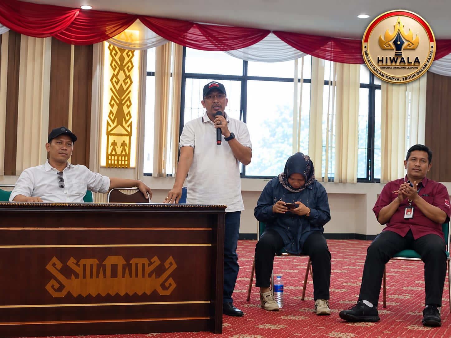 Mbminvestigasi.com | Dorong Mobil Mogok, Mobilnya Hidup Kita Ditinggal: Fenomena Kacang Lupa Kulit di Dunia Jurnalistik Lampung
