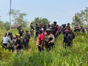 Mbminvestigasi.com | TNI dan Pemkab Teluk Bintuni Tinjau Fasilitas Umum di Kampung Moyeba