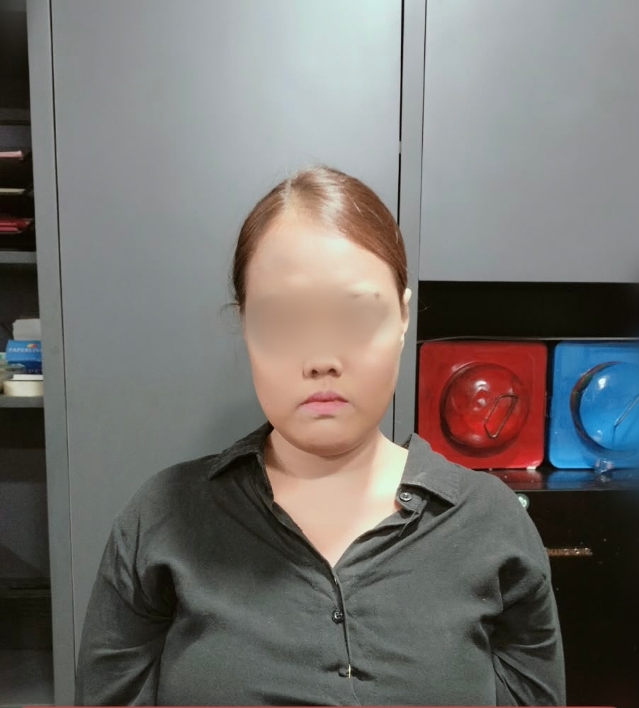 Mbminvestigasi.com | Baru Sehari Bekerja, Perempuan Diduga Gasak Uang dan iPhone 11 Milik Pemilik Apotek di Cengkareng Mbminvestigasi.com | Baru Sehari Bekerja, Perempuan Diduga Gasak Uang dan iPhone 11 Milik Pemilik Apotek di Cengkareng