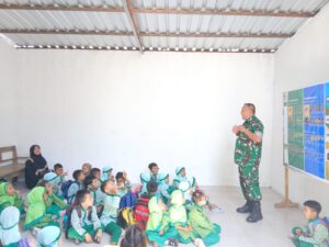 Mbminvestigasi.com | Seru! Puluhan Murid TK Perwanida Gunungan "Serbu" Markas Koramil 11 Manyaran