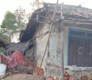 Mbminvestigasi.com | SEBATANG KARA DI USIA SENJA, MUSTANIROH BERTAHAN DI RUMAH RAPUH, MENANTI ULURAN KEPEDULIAN