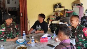 Mbminvestigasi.com | Gencarkan Komsos dan Edukasi Hukum, Satgas Pamtas Yonarmed 13/Nanggala Terima Penyerahan Sukarela 1 Pucuk Senjata Api Rakitan Jenis Bowman dari Warga Perbatasan