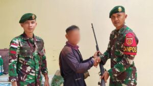 Mbminvestigasi.com | Gencarkan Komsos dan Edukasi Hukum, Satgas Pamtas Yonarmed 13/Nanggala Terima Penyerahan Sukarela 1 Pucuk Senjata Api Rakitan Jenis Bowman dari Warga Perbatasan