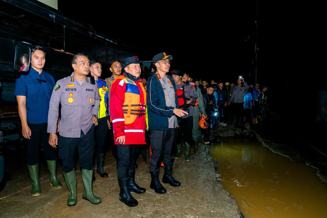 Mbminvestigasi.com | Respons Cepat Tangani Banjir Padang, Polri Kerahkan Personel dan Dirikan Posko Kesehatan Mbminvestigasi.com | Respons Cepat Tangani Banjir Padang, Polri Kerahkan Personel dan Dirikan Posko Kesehatan