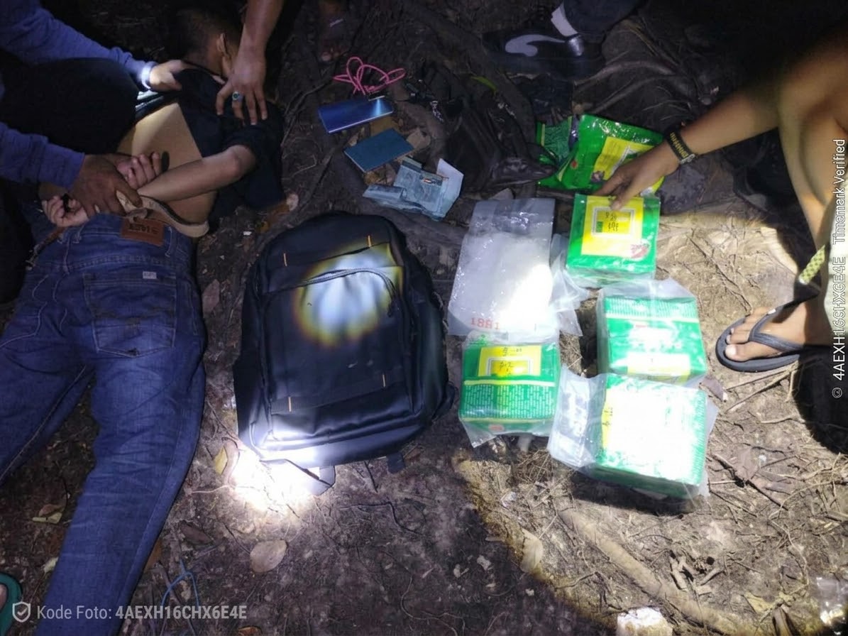 Mbminvestigasi.com | Satgas Pamtas Yonarmed 19/Bogani Gagalkan Penyelundupan 5,269 Kg Sabu di Perbatasan Malaysia Mbminvestigasi.com | Satgas Pamtas Yonarmed 19/Bogani Gagalkan Penyelundupan 5,269 Kg Sabu di Perbatasan Malaysia