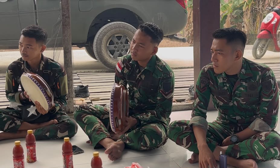 Mbminvestigasi.com | Pererat Tali Silaturahmi, Satgas Yonif 147/KGJ Pos Kotis Meyado Latih Seni Hadroh di Distrik Meyado Mbminvestigasi.com | Pererat Tali Silaturahmi, Satgas Yonif 147/KGJ Pos Kotis Meyado Latih Seni Hadroh di Distrik Meyado