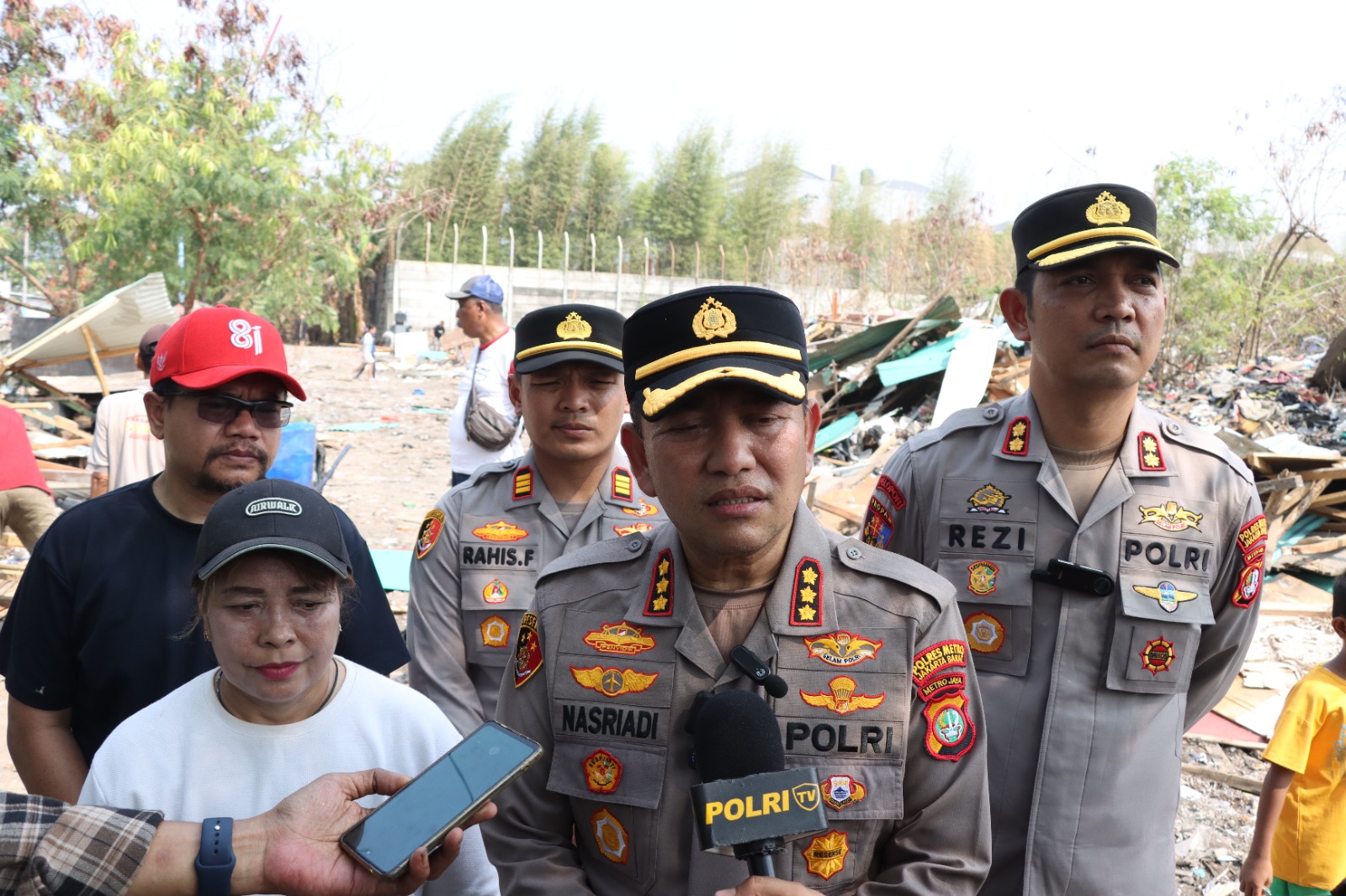 Mbminvestigasi.com | Kapolres Jakbar Kombes Pol Nasriadi Pimpin Penertiban Kampung Ambon, 30 Lapak Diduga Sarang Penyalahgunaan Narkoba Dibongkar Mbminvestigasi.com | Kapolres Jakbar Kombes Pol Nasriadi Pimpin Penertiban Kampung Ambon, 30 Lapak Diduga Sarang Penyalahgunaan Narkoba Dibongkar