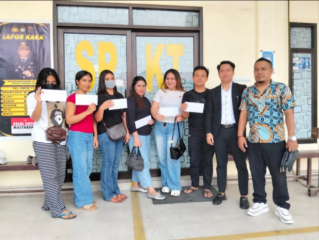 Mbminvestigasi.com | Korban Arisan Bodong, Puluhan Warga Halut Datang Ke SPKT Polres Halmahera Utara. Mbminvestigasi.com | Korban Arisan Bodong, Puluhan Warga Halut Datang Ke SPKT Polres Halmahera Utara.