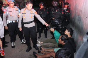 Mbminvestigasi.com | Pasca-Pembersihan Kampung Ambon, Polres Jakbar Amankan Delapan Orang Diduga Hendak Transaksi Narkoba