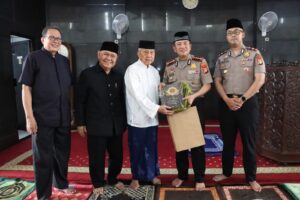 Mbminvestigasi.com | Jadi Khatib Salat Jumat di Masjid Agung Al Muchlishin, Kapolres Jakbar Kombes Pol Nasriadi Ajak Jemaah Perkuat Iman dan Kepedulian Sosial