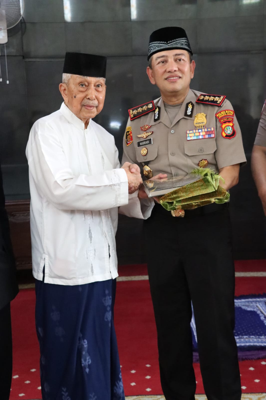 Mbminvestigasi.com | Jadi Khatib Salat Jumat di Masjid Agung Al Muchlishin, Kapolres Jakbar Kombes Pol Nasriadi Ajak Jemaah Perkuat Iman dan Kepedulian Sosial Mbminvestigasi.com | Jadi Khatib Salat Jumat di Masjid Agung Al Muchlishin, Kapolres Jakbar Kombes Pol Nasriadi Ajak Jemaah Perkuat Iman dan Kepedulian Sosial