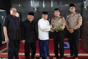 Mbminvestigasi.com | Jadi Khatib Salat Jumat di Masjid Agung Al Muchlishin, Kapolres Jakbar Kombes Pol Nasriadi Ajak Jemaah Perkuat Iman dan Kepedulian Sosial