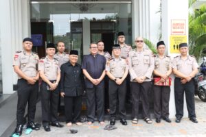 Mbminvestigasi.com | Jadi Khatib Salat Jumat di Masjid Agung Al Muchlishin, Kapolres Jakbar Kombes Pol Nasriadi Ajak Jemaah Perkuat Iman dan Kepedulian Sosial