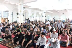 Mbminvestigasi.com | Jadi Khatib Salat Jumat di Masjid Agung Al Muchlishin, Kapolres Jakbar Kombes Pol Nasriadi Ajak Jemaah Perkuat Iman dan Kepedulian Sosial