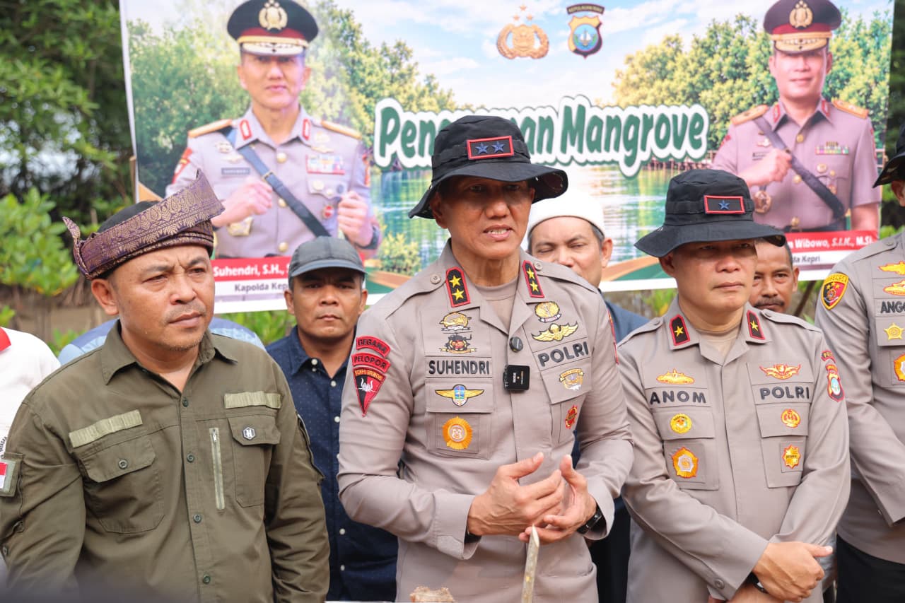 Mbminvestigasi.com | WUJUDKAN GREEN POLICING UNTUK LINGKUNGAN LESTARI,POLDA KEPRI TANAM 1.000 POHON MANGROVE Mbminvestigasi.com | WUJUDKAN GREEN POLICING UNTUK LINGKUNGAN LESTARI,POLDA KEPRI TANAM 1.000 POHON MANGROVE