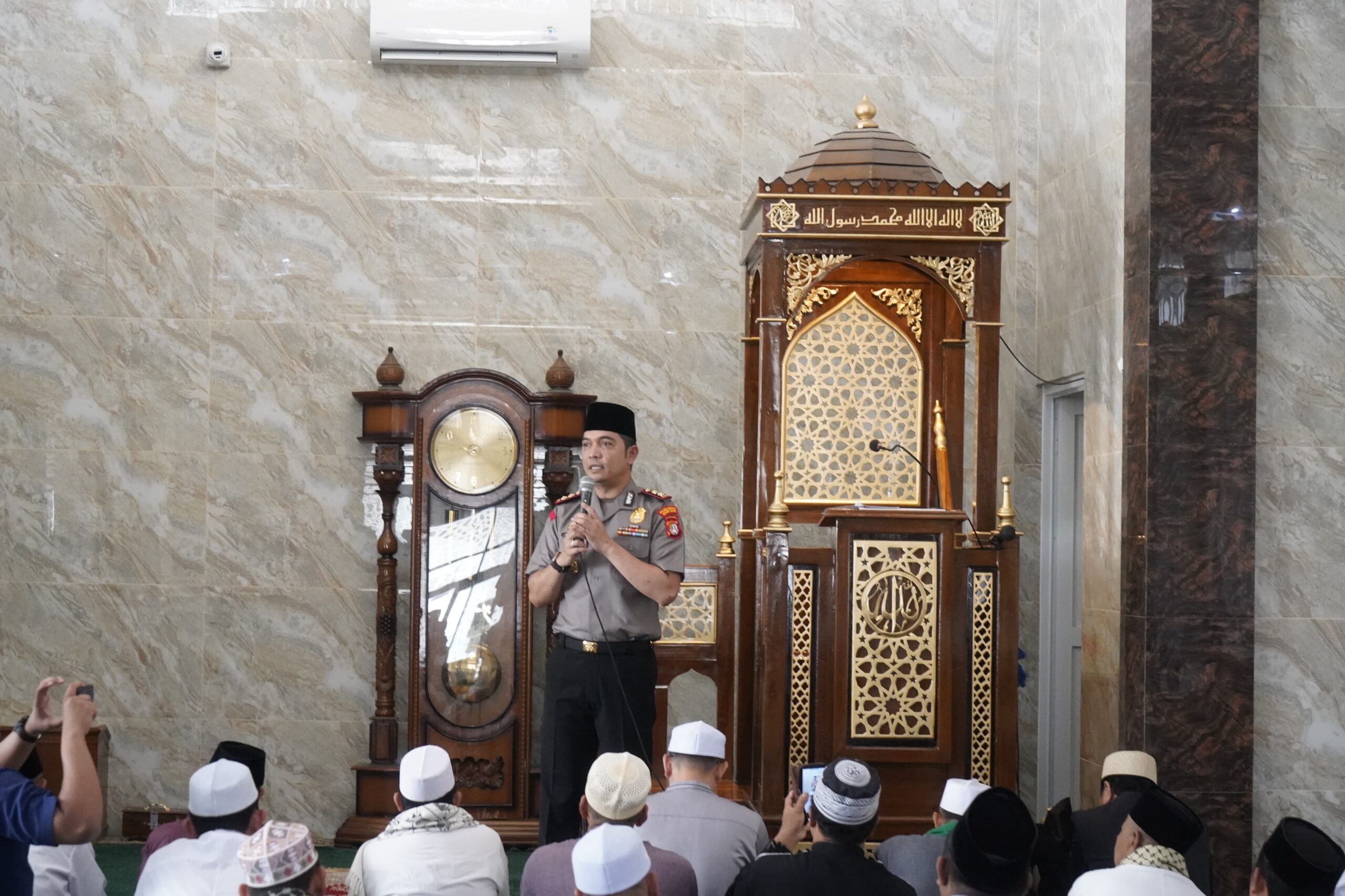 Mbminvestigasi.com | Safari Jumat di Kedoya Utara, Wakapolres Jakbar Ajak Masyarakat Bersama Jaga Keamanan dan Kerukunan Mbminvestigasi.com | Safari Jumat di Kedoya Utara, Wakapolres Jakbar Ajak Masyarakat Bersama Jaga Keamanan dan Kerukunan
