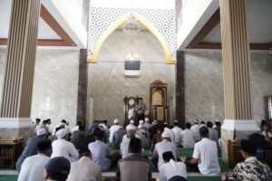 Mbminvestigasi.com | Safari Jumat di Kedoya Utara, Wakapolres Jakbar Ajak Masyarakat Bersama Jaga Keamanan dan Kerukunan