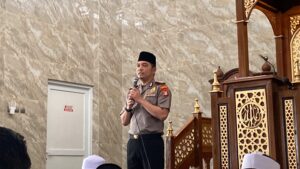 Mbminvestigasi.com | Safari Jumat di Kedoya Utara, Wakapolres Jakbar Ajak Masyarakat Bersama Jaga Keamanan dan Kerukunan