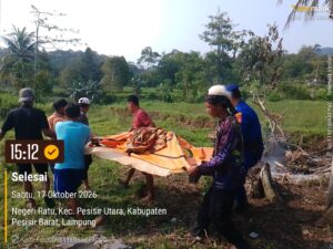 Mbminvestigasi.com | Tenggelam di Pantai Sayar, Seorang warga Asal Pekon Kerbang Langgar Ditemukan Meninggal Dunia, Polres Pesisir Barat Bersama Tim Gabungan Basarnas Lakukan Evakuasi