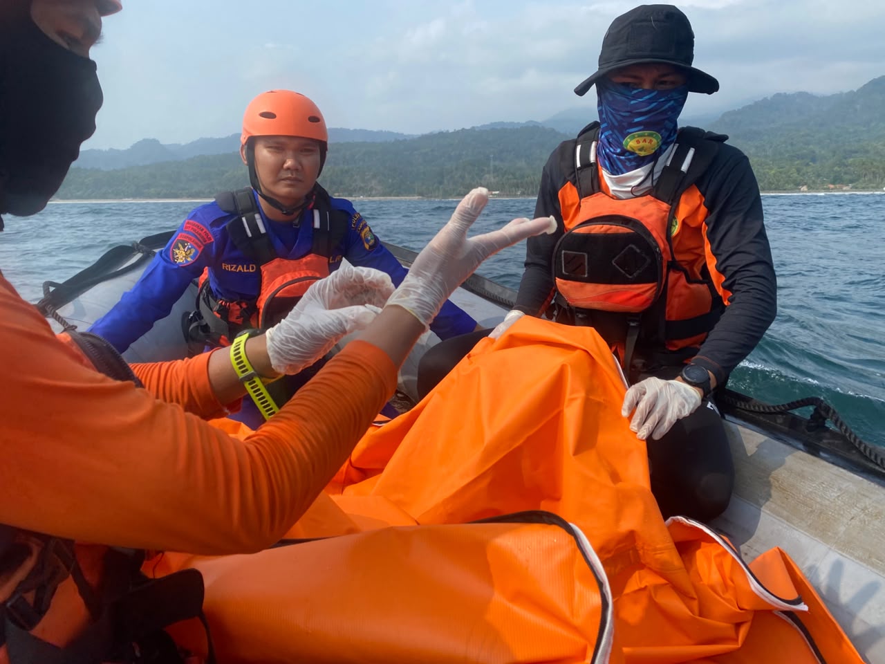 Mbminvestigasi.com | Tenggelam di Pantai Sayar, Seorang warga Asal Pekon Kerbang Langgar Ditemukan Meninggal Dunia, Polres Pesisir Barat Bersama Tim Gabungan Basarnas Lakukan Evakuasi
