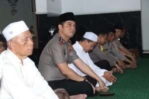 Mbminvestigasi.com | Subuh Keliling di Palmerah, Wakapolres Jakbar AKBP Rezi Dharmawan Pererat Silaturahmi dan Ajak Warga Jaga Kamtibmas