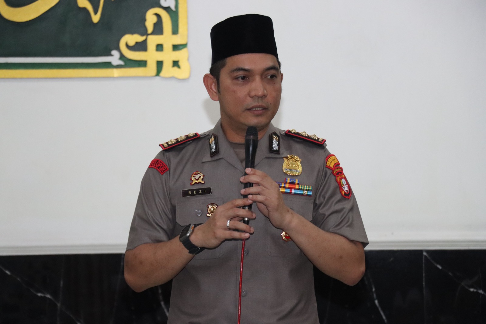 Mbminvestigasi.com | Subuh Keliling di Palmerah, Wakapolres Jakbar AKBP Rezi Dharmawan Pererat Silaturahmi dan Ajak Warga Jaga Kamtibmas Mbminvestigasi.com | Subuh Keliling di Palmerah, Wakapolres Jakbar AKBP Rezi Dharmawan Pererat Silaturahmi dan Ajak Warga Jaga Kamtibmas