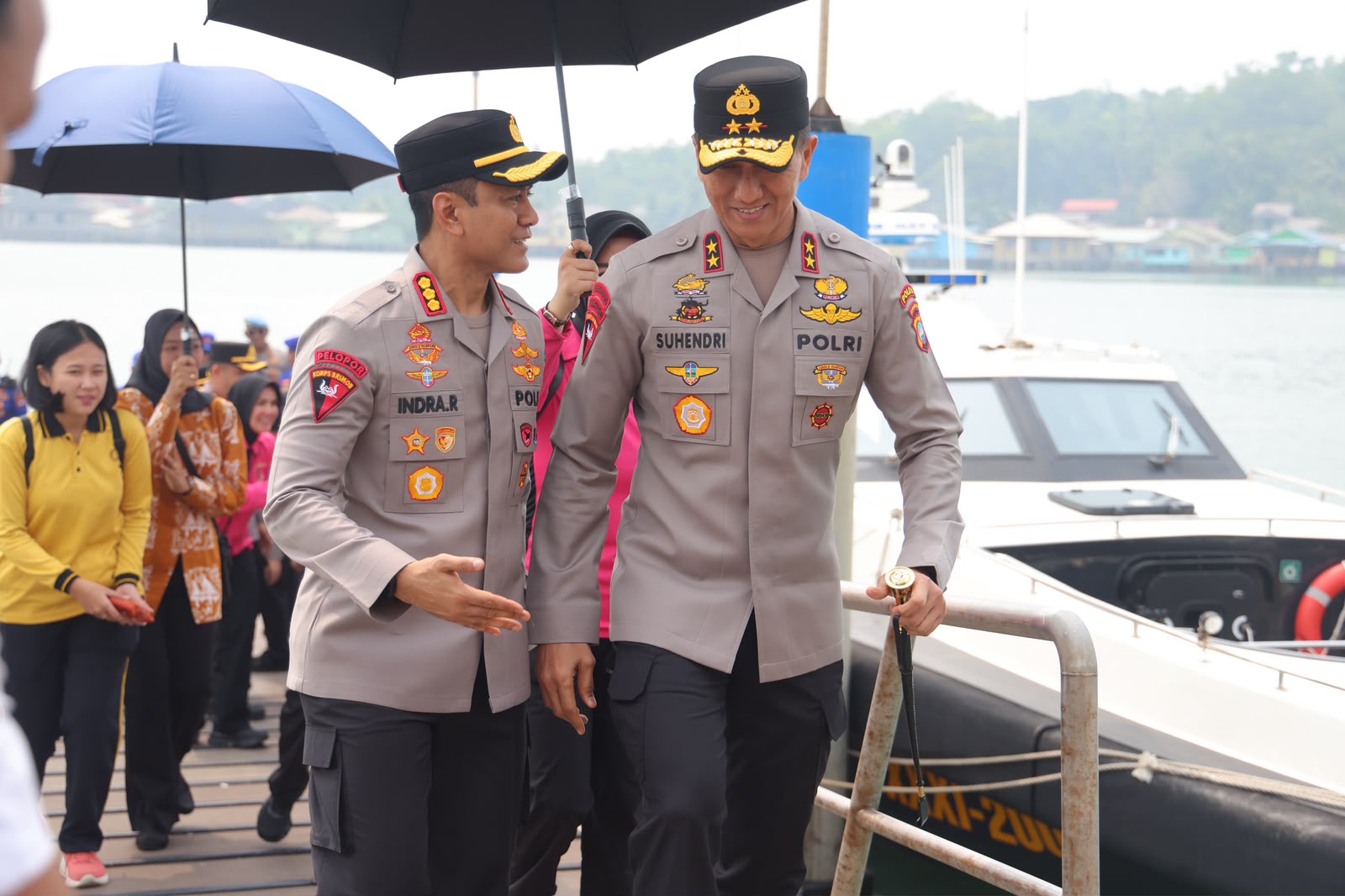 Mbminvestigasi.com | KAPOLDA KEPRI ZIARAH KE PULAU PENYENGAT, SALURKAN BANTUAN SOSIAL KEPADA MASYARAKAT Mbminvestigasi.com | KAPOLDA KEPRI ZIARAH KE PULAU PENYENGAT, SALURKAN BANTUAN SOSIAL KEPADA MASYARAKAT