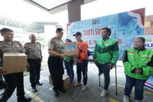 Mbminvestigasi.com | Hari Jadi ke-75 Humas Polri: Polda Jatim Gelar Baksos, Rangkul Ojol Jaga Kamtibmas dan Ruang Digital