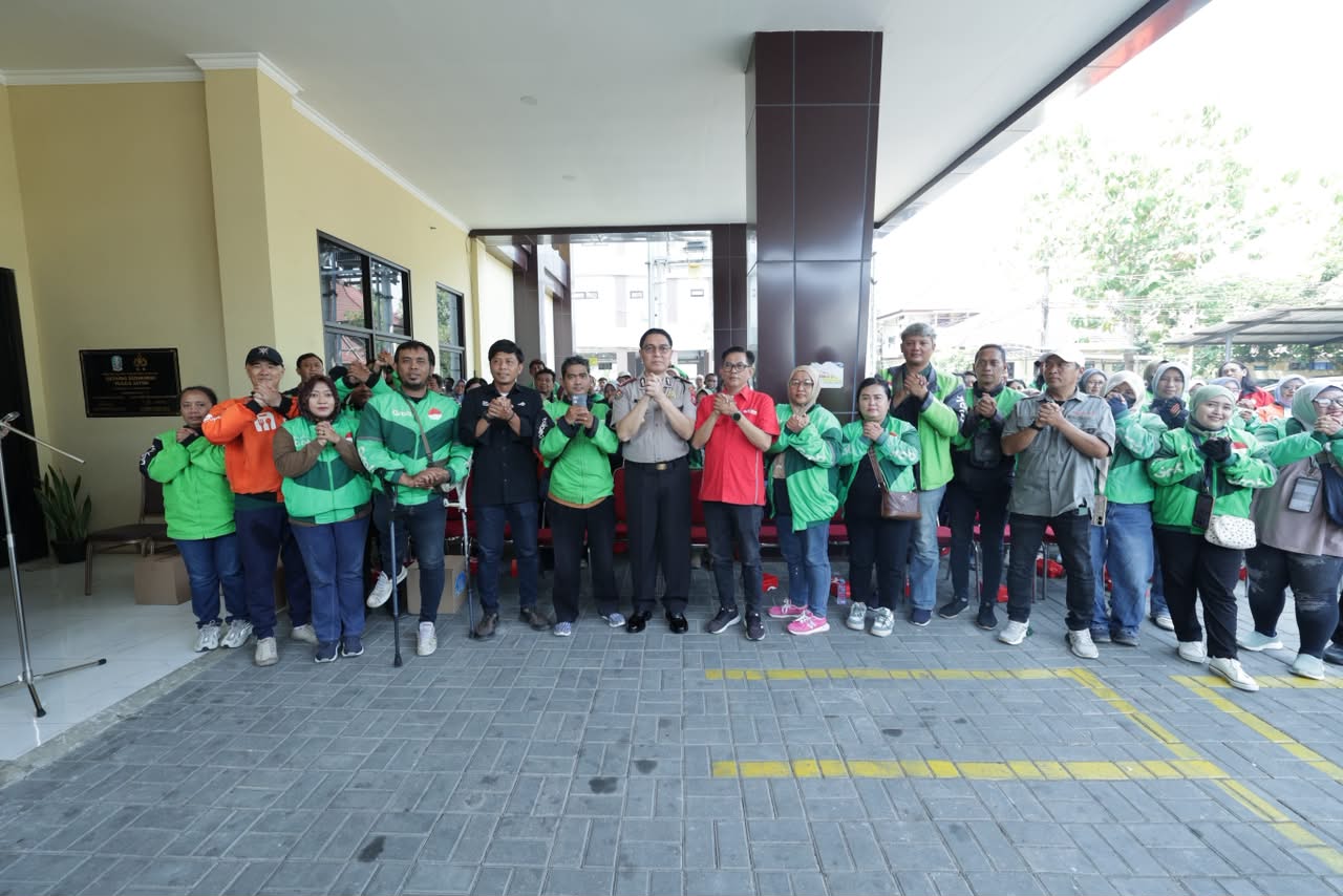 Mbminvestigasi.com | Hari Jadi ke-75 Humas Polri: Polda Jatim Gelar Baksos, Rangkul Ojol Jaga Kamtibmas dan Ruang Digital