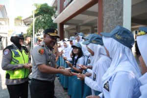 Mbminvestigasi.com | Polisi Bersama Masyarakat: Polres Jember Gandeng Sekolah Tegaskan Bijak Bermedsos dan Stop Bullying